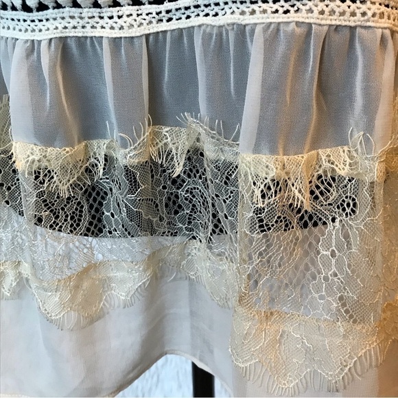 HARLYN blouse top with lace details.  Size large. - Picture 4 of 5